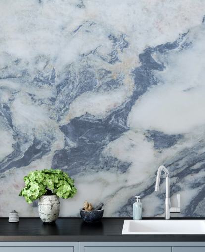 blauwe aanpasbare marmeren behangmuurschildering genaamd Blue Marble Effect voor keukens en badkamers blauwe aanpasbare marmeren behangmuurschildering genaamd Blue Marble Effect voor keukens en badkamers