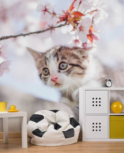 Kattunge klättring ett träd väggmålning 