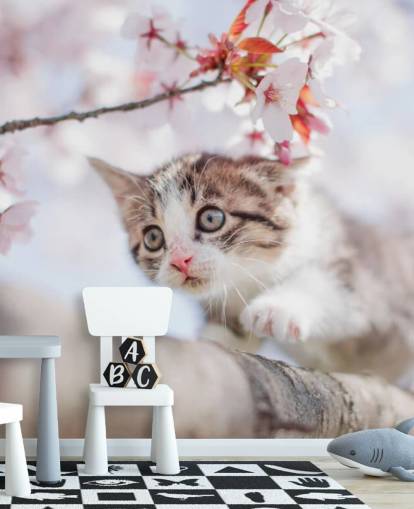 Décoration murale chaton grimpant dans un arbre 