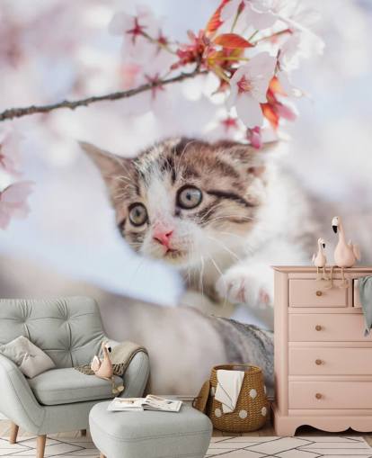 Mural de pared Gatito escalando un árbol 