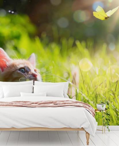 Leuke gember kitten kijken naar een vlinder behang Leuke gember kitten kijken naar een vlinder behang