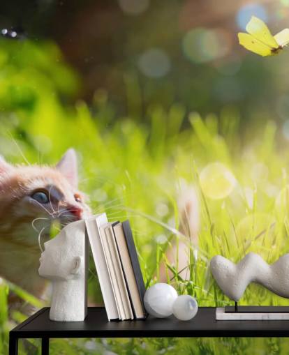 Leuke gember kitten kijken naar een vlinder behang