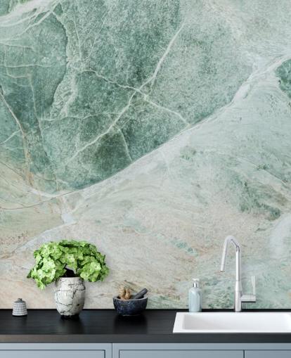 mural de papel de parede com efeito de mármore verde e branco chamado Marble Greens para quartos, salas de estar e banheiros