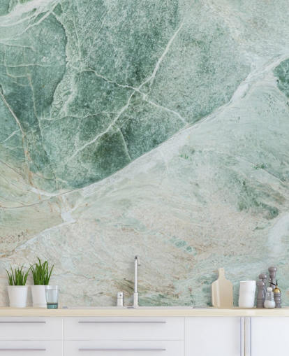 mural de papel de parede com efeito de mármore verde e branco chamado Marble Greens para quartos, salas de estar e banheiros