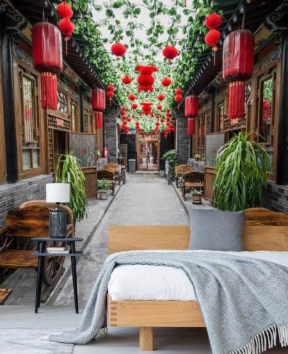 Chinesischer Innenhof mit roten Laternen bemalte Tapete