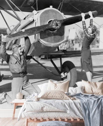 Decorazione murale con coppia che gioca con un'elica su un aereo 