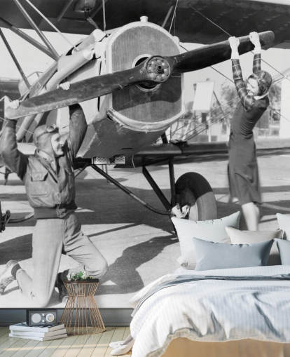 Decorazione murale con coppia che gioca con un'elica su un aereo Decorazione murale con coppia che gioca con un'elica su un aereo