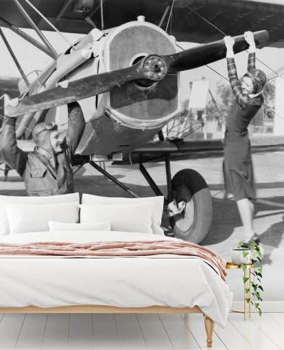 Koppel spelen met een propeller op een plane muurschildering Koppel spelen met een propeller op een plane muurschildering