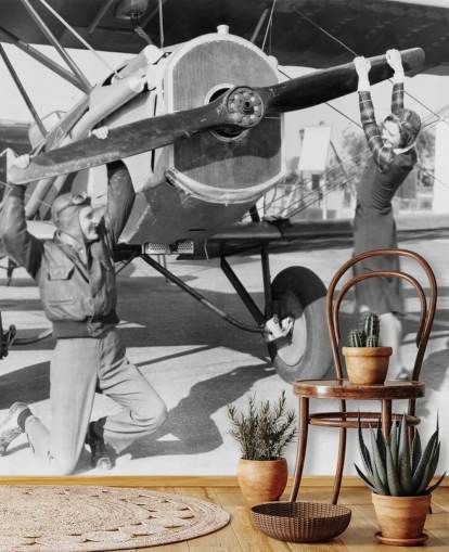 Paar spielt mit einem Propeller auf einem Flugzeug Fototapete 