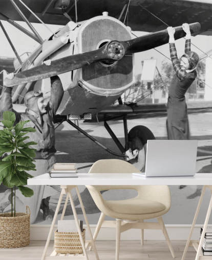 Casal brincando com uma hélice em um mural de avião Casal brincando com uma hélice em um mural de avião