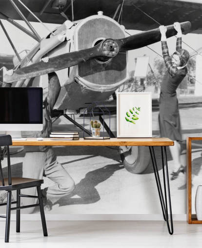 Decorazione murale con coppia che gioca con un'elica su un aereo 