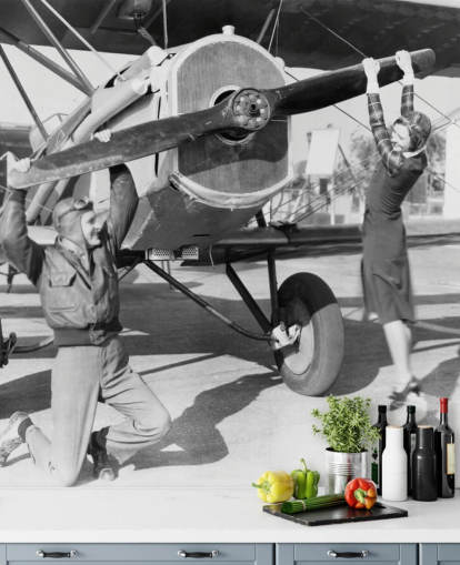 Mural Pareja jugando con una hélice en un avión Mural Pareja jugando con una hélice en un avión