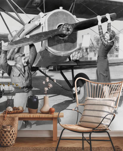 Decorazione murale con coppia che gioca con un'elica su un aereo Decorazione murale con coppia che gioca con un'elica su un aereo