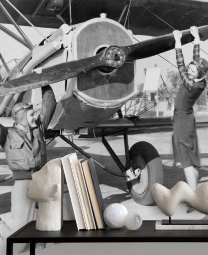 Casal brincando com uma hélice em um mural de avião Casal brincando com uma hélice em um mural de avião