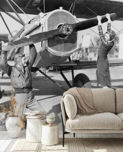 Koppel spelen met een propeller op een plane muurschildering 