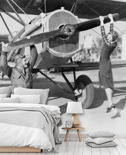 Casal brincando com uma hélice em um mural de avião Casal brincando com uma hélice em um mural de avião