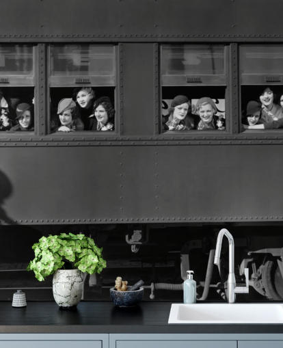 carta da parati murale in bianco e nero di epoca passata chiamata Right Track per casa di cura residenziale