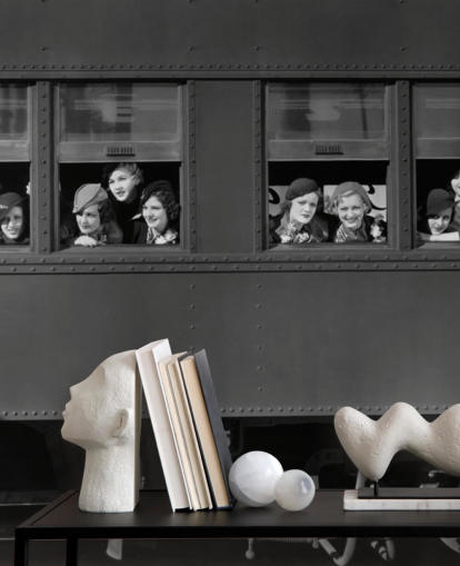 svart-hvitt tapetmaleri fra svunnen tid kalt Right Track for omsorgshjem