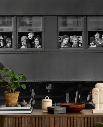 mural de papel pintado en blanco y negro de la época pasada llamado Right Track para un hogar de ancianos