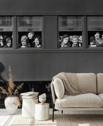 mural de papel pintado en blanco y negro de la época pasada llamado Right Track para un hogar de ancianos