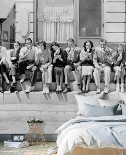 Foto vintage em preto e branco de pessoas comendo sorvete papel de parede