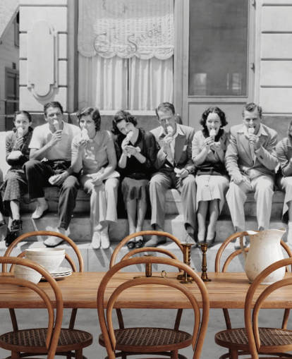 Foto vintage em preto e branco de pessoas comendo sorvete papel de parede