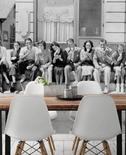 Vintage svart og hvitt bilde av folk som spiser iskrem tapet Vintage svart og hvitt bilde av folk som spiser iskrem tapet