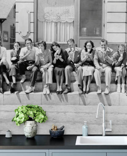 Vintage Schwarzweißfoto von Menschen, die Eis essen Wallpaper