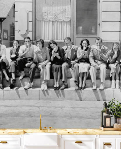 Foto vintage em preto e branco de pessoas comendo sorvete papel de parede
