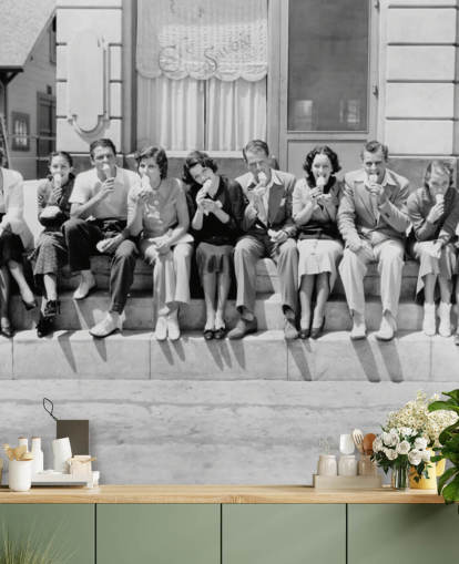 Vintage svart och vitt foto av människor som äter glass Bakgrund Vintage svart och vitt foto av människor som äter glass Bakgrund