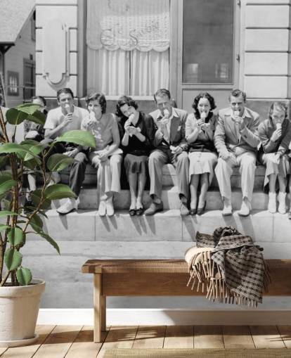 Carta da parati vintage in bianco e nero con foto di persone che mangiano gelato