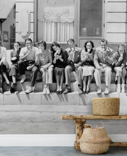 Foto vintage em preto e branco de pessoas comendo sorvete papel de parede