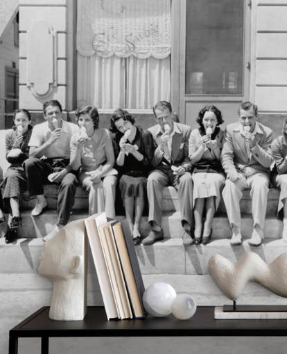 Papier peint vintage en noir et blanc de personnes mangeant de la crème glacée