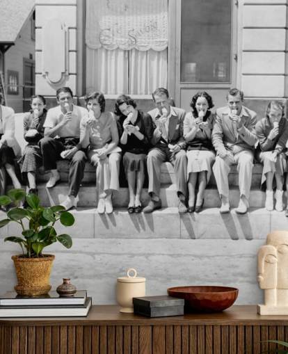 Vintage svart og hvitt bilde av folk som spiser iskrem tapet Vintage svart og hvitt bilde av folk som spiser iskrem tapet