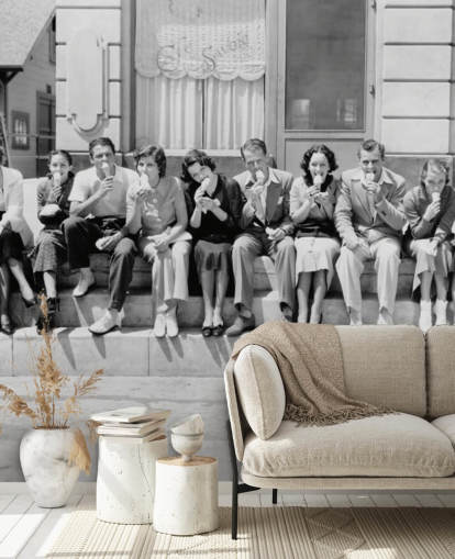 Papier peint vintage en noir et blanc de personnes mangeant de la crème glacée