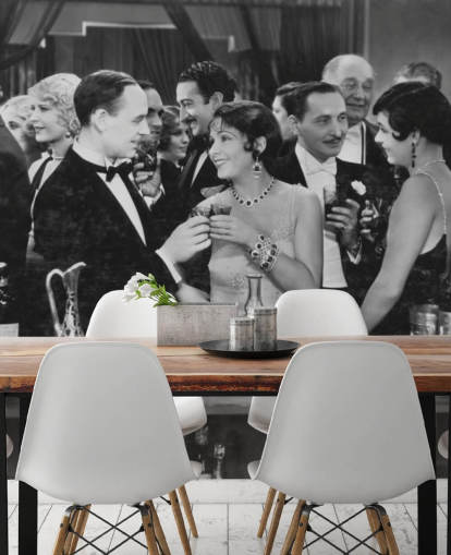 Casal tomando uma bebida no mural do bar lotado