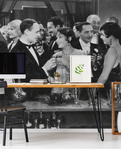 Casal tomando uma bebida no mural do bar lotado