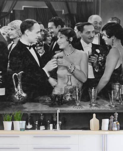 Decorazione murale con coppia che beve al bar affollato