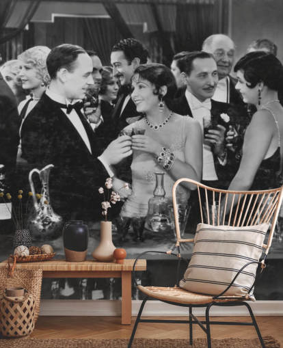 Casal tomando uma bebida no mural do bar lotado