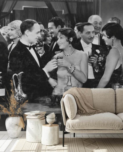 Mural Pareja tomando algo en un bar abarrotado