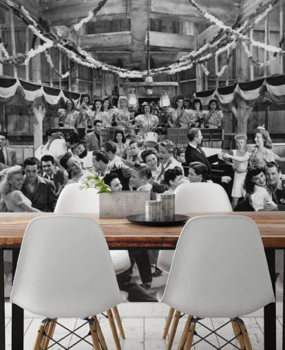 zwart-witfoto van een danszaal in het behang van de jaren 40