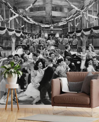 zwart-witfoto van een danszaal in het behang van de jaren 40