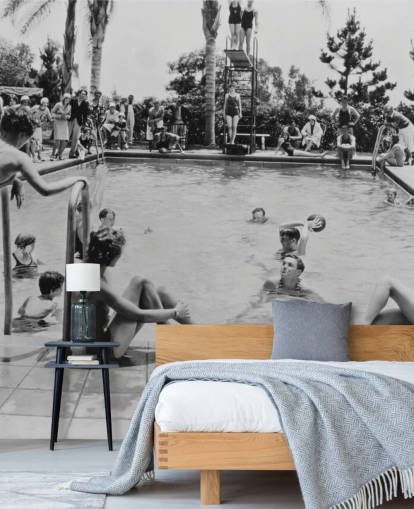 carta da parati murale vintage in bianco e nero chiamata Pool Party per case di cura