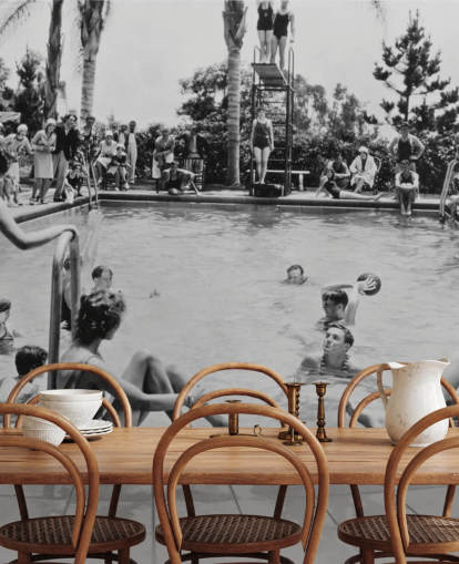 mural de papel pintado vintage en blanco y negro llamado Pool Party para residencias de ancianos