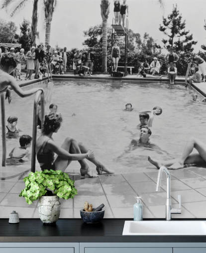 vintage svartvit tapetväggmålning kallad Pool Party för vårdhem