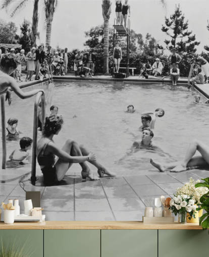 mural de papel pintado vintage en blanco y negro llamado Pool Party para residencias de ancianos