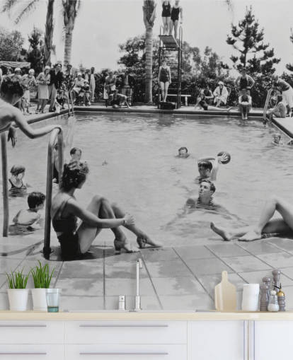 vintage mustavalkoinen taustakuvamaalaus nimeltä Pool Party hoivakodeille