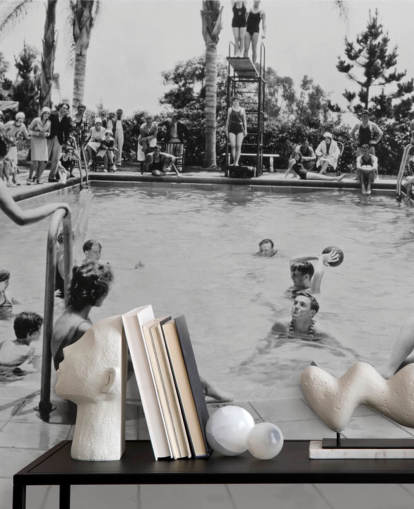 mural de papel pintado vintage en blanco y negro llamado Pool Party para residencias de ancianos mural de papel pintado vintage en blanco y negro llamado Pool Party para residencias de ancianos