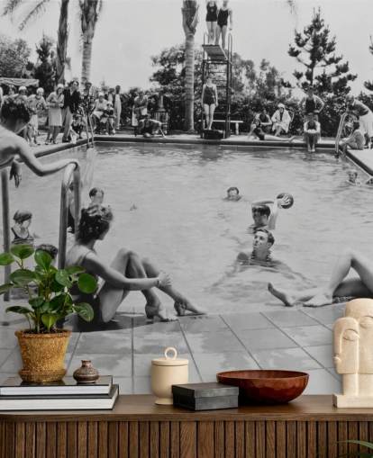 mural de papel pintado vintage en blanco y negro llamado Pool Party para residencias de ancianos mural de papel pintado vintage en blanco y negro llamado Pool Party para residencias de ancianos