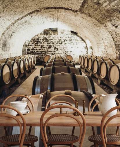 mural de papel pintado marrón en 3D llamado Wine Barrels para cocinas, bodegas y restaurantes